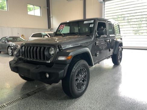 Used 2025 Jeep Wrangler Unlimited Sport AWD/4WD image 2