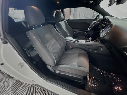 Used 2019 Dodge Challenger SXT image 31