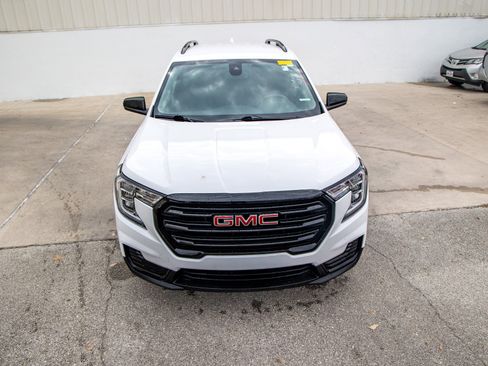 Used 2022 GMC Terrain SLE w/ Driver Convenience Package image 4