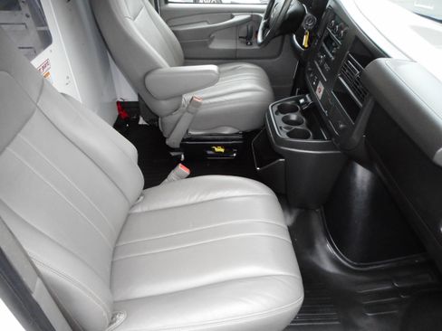 Used 2015 GMC Savana 3500 image 24