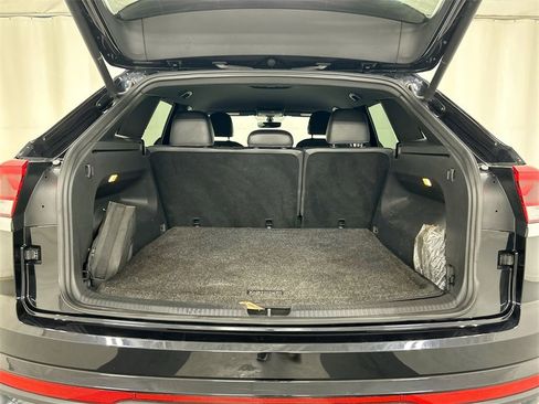 Used 2021 Volkswagen Atlas Cross Sport SE image 21