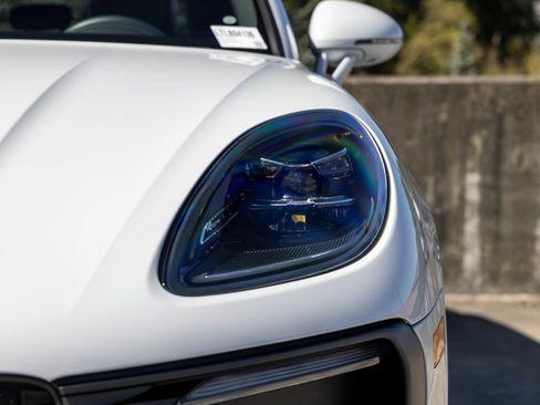 Certified 2026 Porsche Macan AWD/4WD image 18