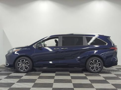 Used 2026 Toyota Sienna Platinum AWD/4WD image 4