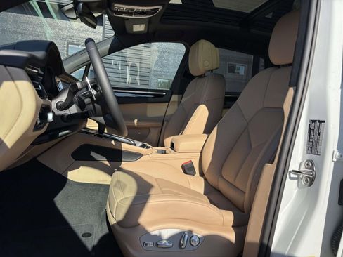Used 2026 Porsche Macan AWD/4WD image 16