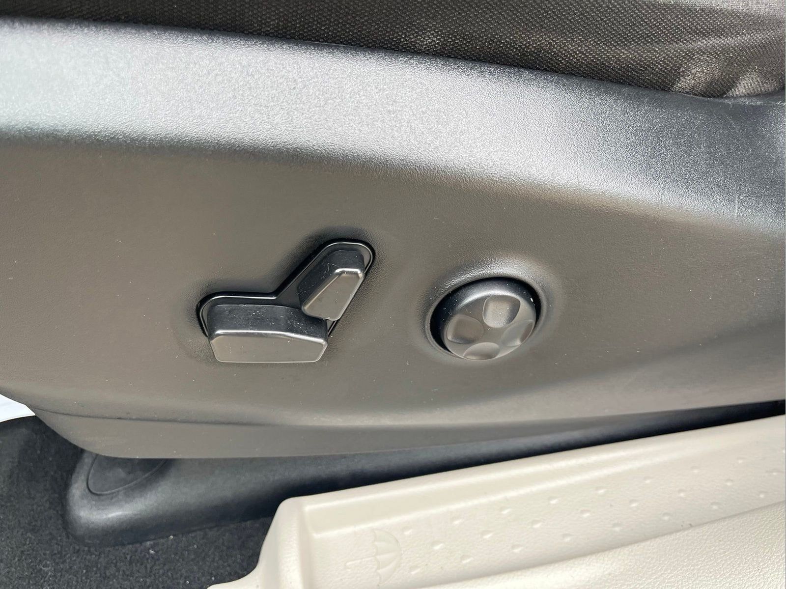 Used 2023 Chrysler Voyager LX FWD image 11