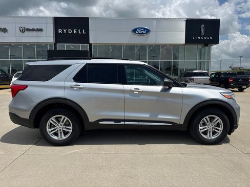 Used 2022 Ford Explorer XLT w/ Equipment Group 202A AWD/4WD image 2