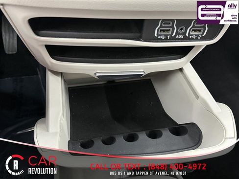 Used 2024 Chrysler Pacifica Touring-L image 31