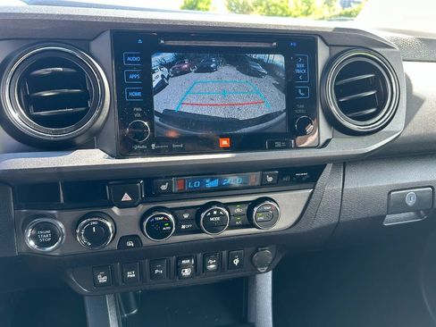 Used 2018 Toyota Tacoma TRD Sport AWD/4WD image 18
