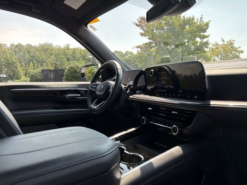 Used 2025 Chevrolet Tahoe Z71 w/ Comfort Package AWD/4WD image 6