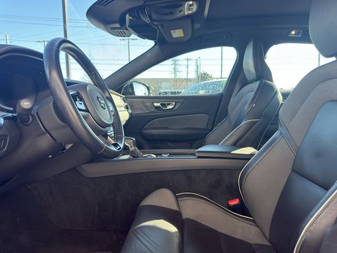 Used 2021 Volvo S60 T5 R-Design image 8