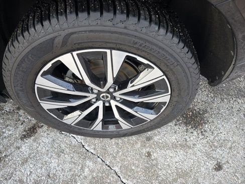 Used 2024 Volvo XC60 B5 Plus image 10