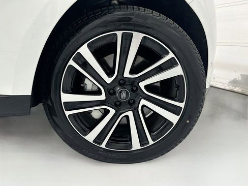 Used 2023 Land Rover Range Rover Long Wheelbase SE image 31