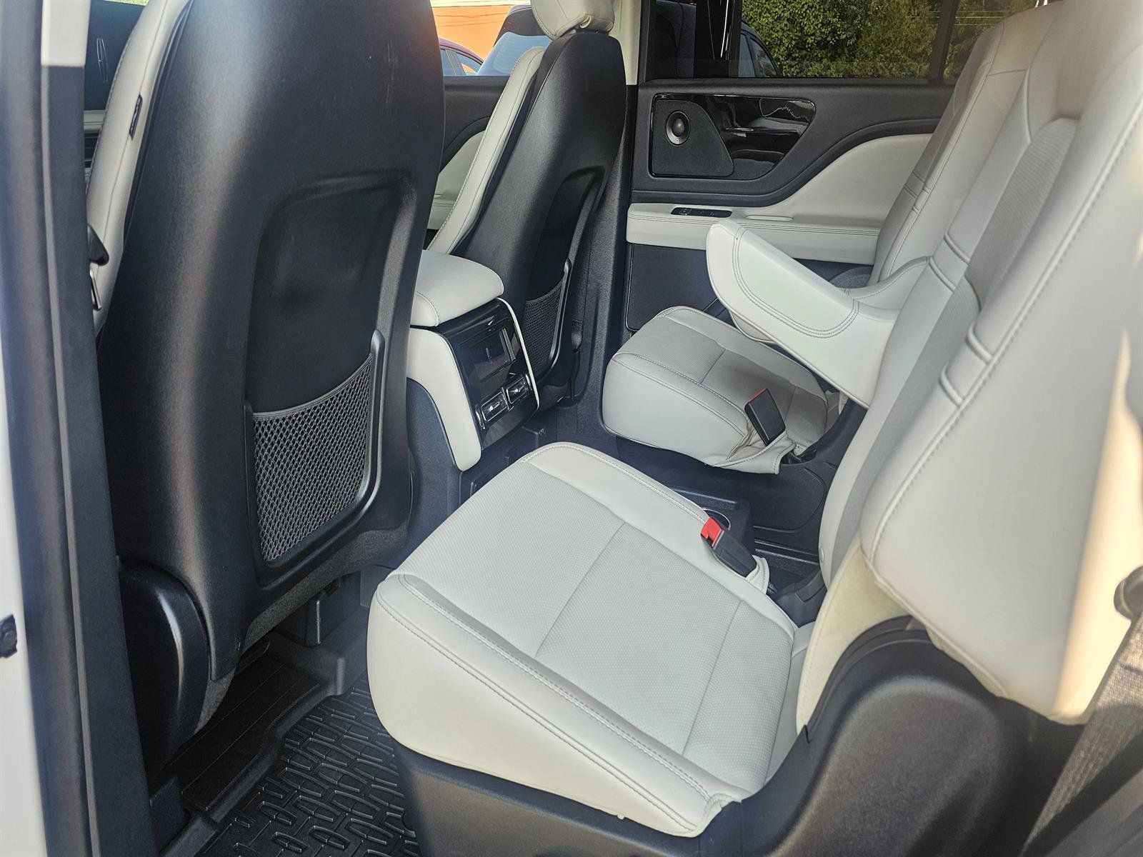 Used 2025 Lincoln Aviator 2WD w/ Jet Appearance Package image 9