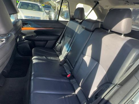 Used 2013 Subaru Outback 2.5i Limited w/ Moonroof Pkg AWD/4WD image 14