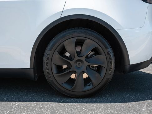 Used 2024 Tesla Model Y Long Range RWD image 37