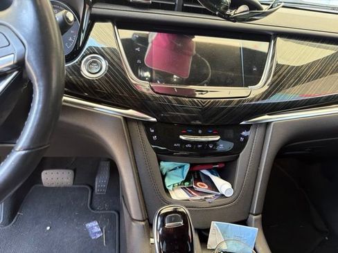 Used 2022 Cadillac XT6 Premium Luxury w/ Technology Package FWD image 7