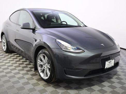 Used 2022 Tesla Model Y Long Range image 8