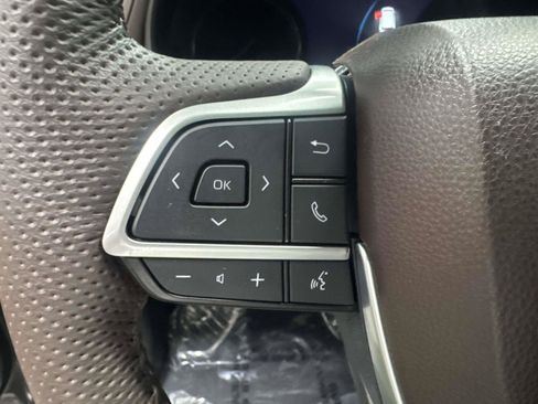 Used 2023 Toyota Sienna Platinum AWD/4WD image 22