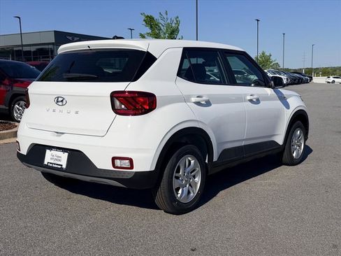 New 2026 Hyundai Venue SE FWD image 3