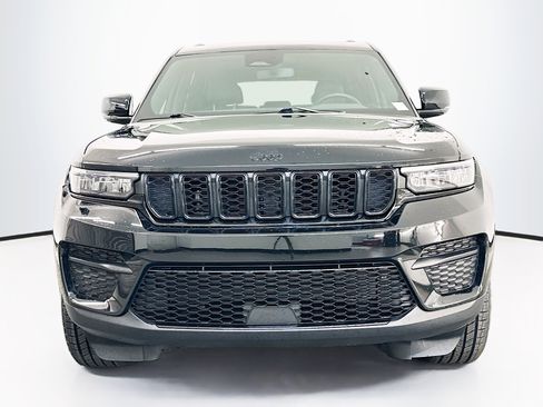 Used 2023 Jeep Grand Cherokee Altitude image 2