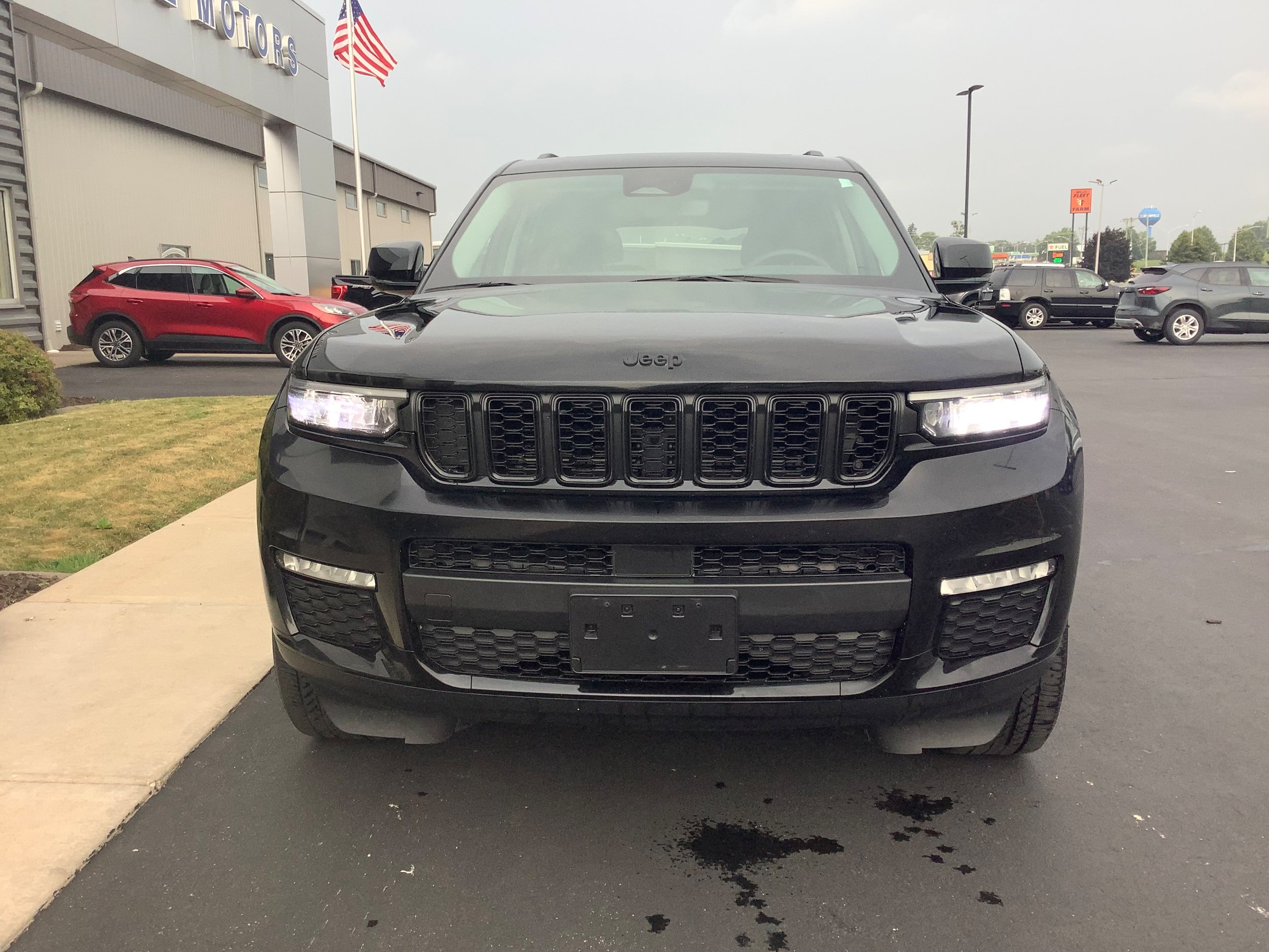 Used 2023 Jeep Grand Cherokee L Limited w/ Black Appearance Package AWD/4WD image 3