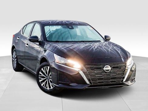 Used 2025 Nissan Altima 2.5 SV image 2