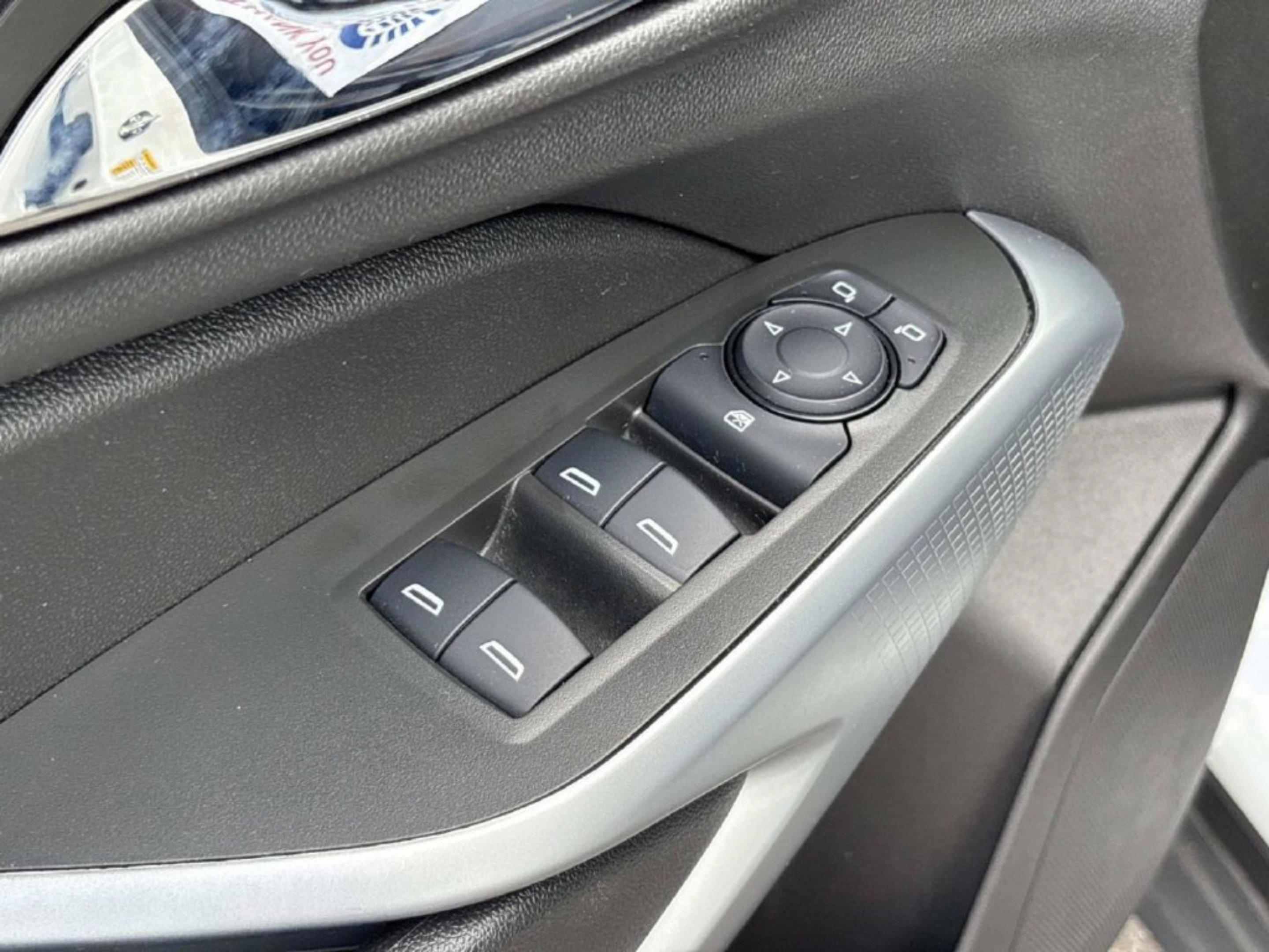 Used 2025 Chevrolet Trax RS FWD image 11