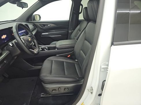 Used 2025 Chevrolet Traverse LT AWD/4WD image 2
