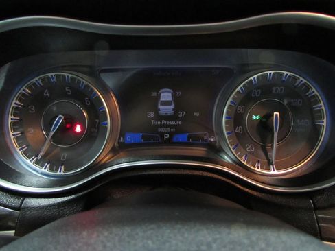 Used 2020 Chrysler 300 Touring image 25