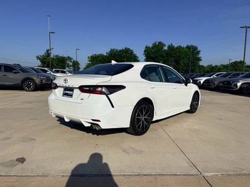 Used 2022 Toyota Camry SE FWD image 5
