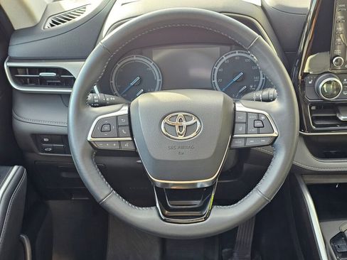 Used 2021 Toyota Highlander XLE image 19