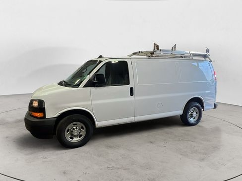Used 2018 Chevrolet Express 2500 RWD image 3