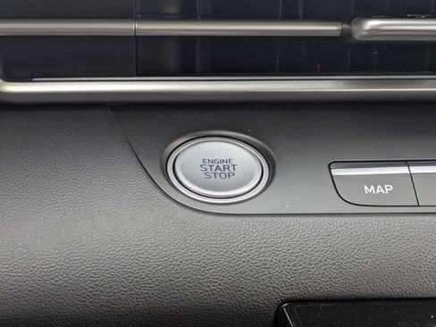 Used 2025 Hyundai Elantra Limited image 30