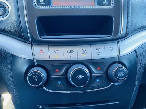 Used 2019 Dodge Journey SE image 35