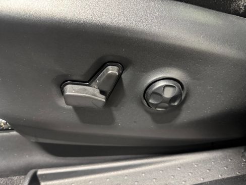 Used 2023 Chrysler Pacifica Limited w/ Uconnect Theater Family Group image 16