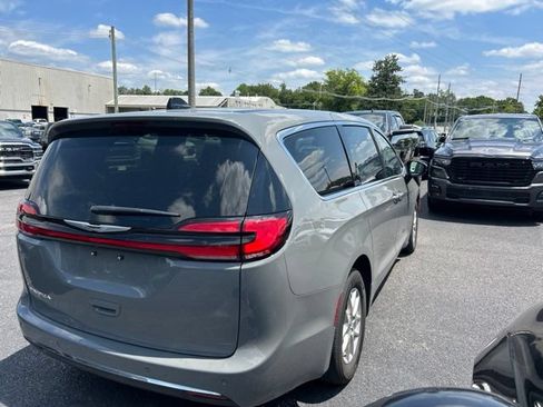 Used 2025 Chrysler Pacifica Select FWD image 3