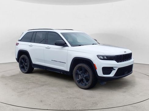 Used 2023 Jeep Grand Cherokee Altitude AWD/4WD image 7