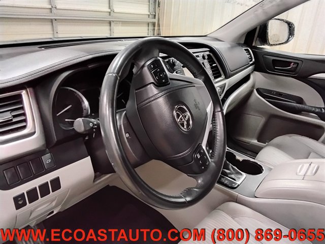 Used 2014 Toyota Highlander Plus AWD/4WD image 11