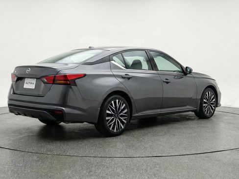 Used 2025 Nissan Altima 2.5 SV FWD image 9