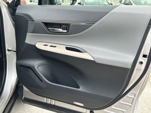 Used 2022 Toyota Venza Limited image 16