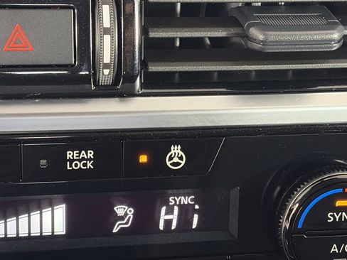 Used 2024 Nissan Pathfinder SL image 29