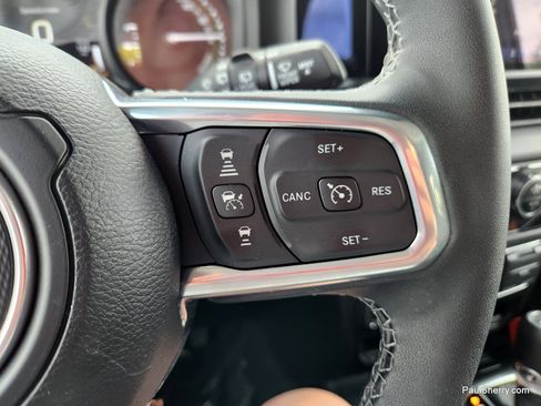 Used 2025 Jeep Wrangler Sahara image 33