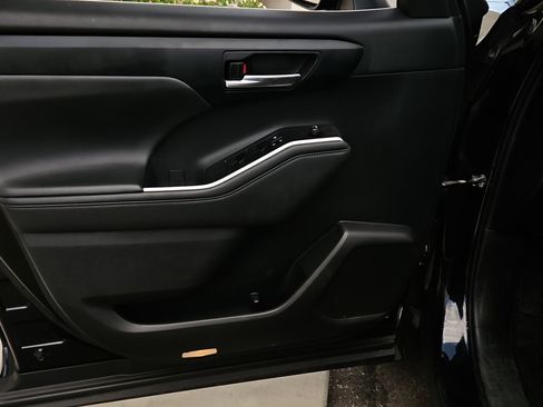 Used 2022 Toyota Highlander XLE image 6