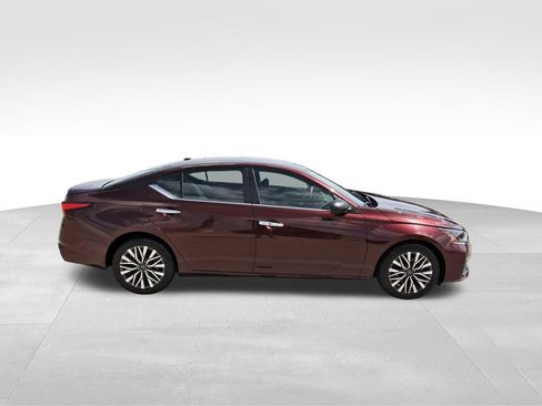 Used 2024 Nissan Altima 2.5 SV image 5