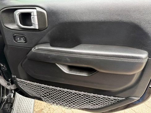 Used 2018 Jeep Wrangler Unlimited Sahara image 11