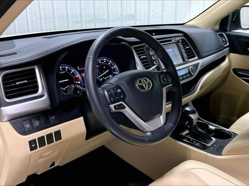 Used 2018 Toyota Highlander XLE AWD/4WD image 14