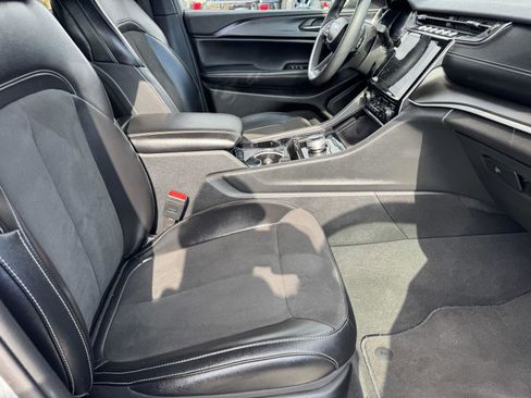 Used 2023 Jeep Grand Cherokee Altitude AWD/4WD image 8
