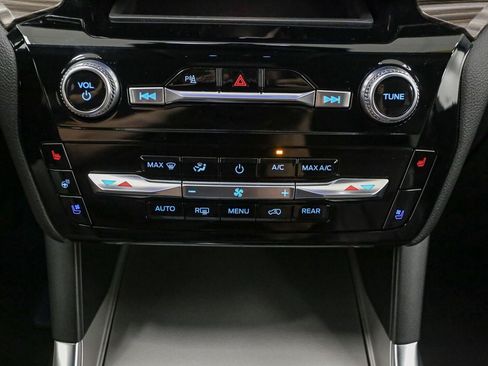 Used 2024 Ford Explorer Limited w/ Equipment Group 301A AWD/4WD image 34