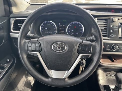 Used 2019 Toyota Highlander LE image 25
