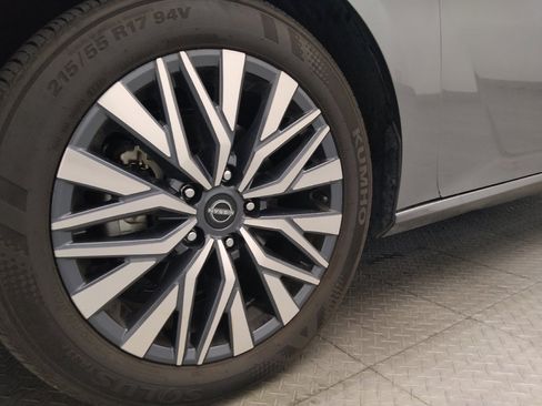 Used 2025 Nissan Altima 2.5 SV FWD image 31